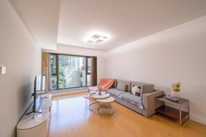 Apartament superior, 2 dormitoris, cuina, vistes a la ciutat | Sala d'estar | Televisor intel·ligent