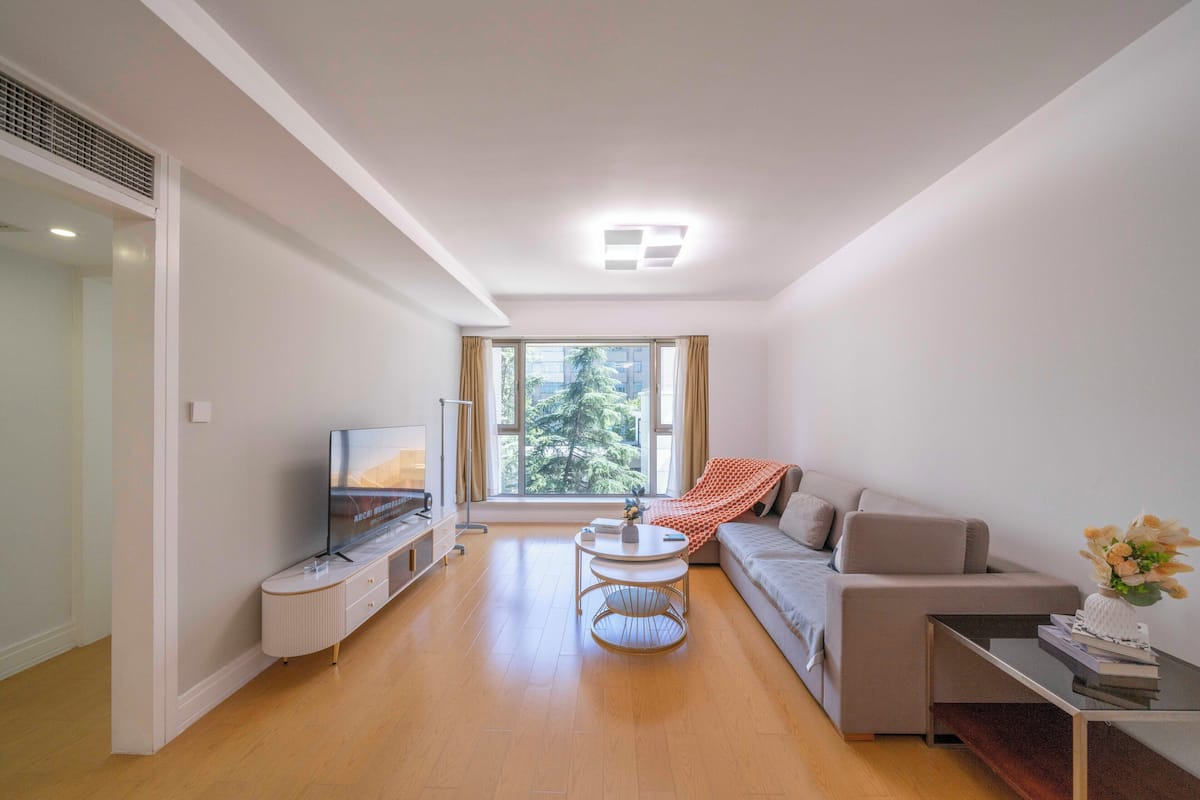 Superior Apartment, 2 Bedrooms, Kitchen, City View | Living room | Smart TV