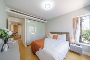 Apartament superior, 2 dormitoris, cuina, vistes a la ciutat | Planxa i posts de planxar i wifi gratuïta