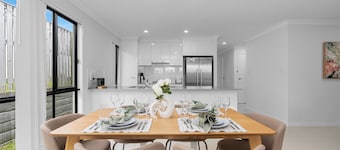 Whispering Pines - Stylish 3BR Duplex close to M1