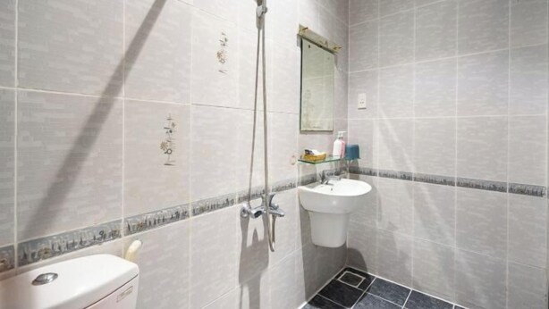 Un baño con ducha, lavabo e inodoro.