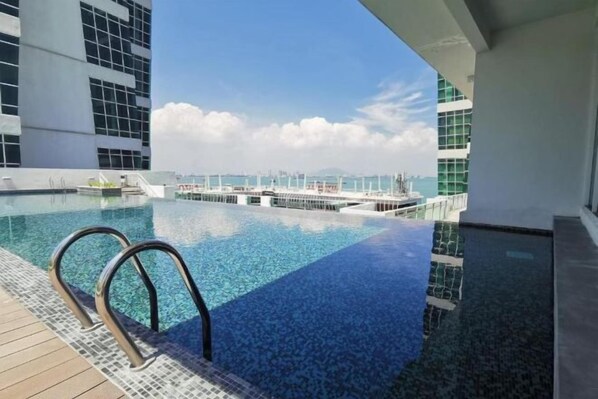 Outdoor pool - Maritime Suite By Stayla (George Town)