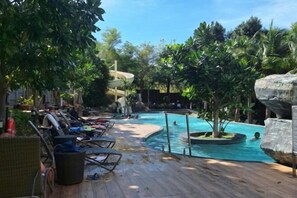 Outdoor pool - unixx Seaview Resort (Pattaya)