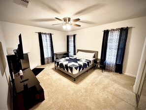 4 bedrooms, iron/ironing board, WiFi, bed sheets - -----4-Bedroom 2 Bath House in Richland Hills ----- (Richland Hills)