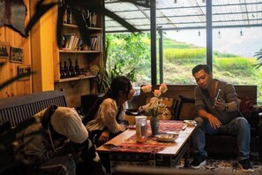 Un ambiente accogliente con un tavolo, sedie e una libreria.