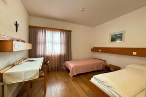 A room with a bed, a desk, and a chair. - St.Jodern (Visp)
