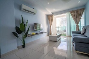 Room - 2-bedroom condo with free parking on premises. (George Town)