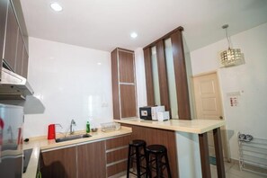 Room - 2-bedroom condo with free parking on premises. (George Town)