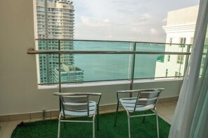 Room - 2-bedroom condo with free parking on premises. (George Town)