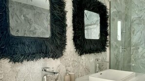 A bathroom with two sinks, a mirror, and a shower. - Samura Panorama Guest House (Thulusdhoo)