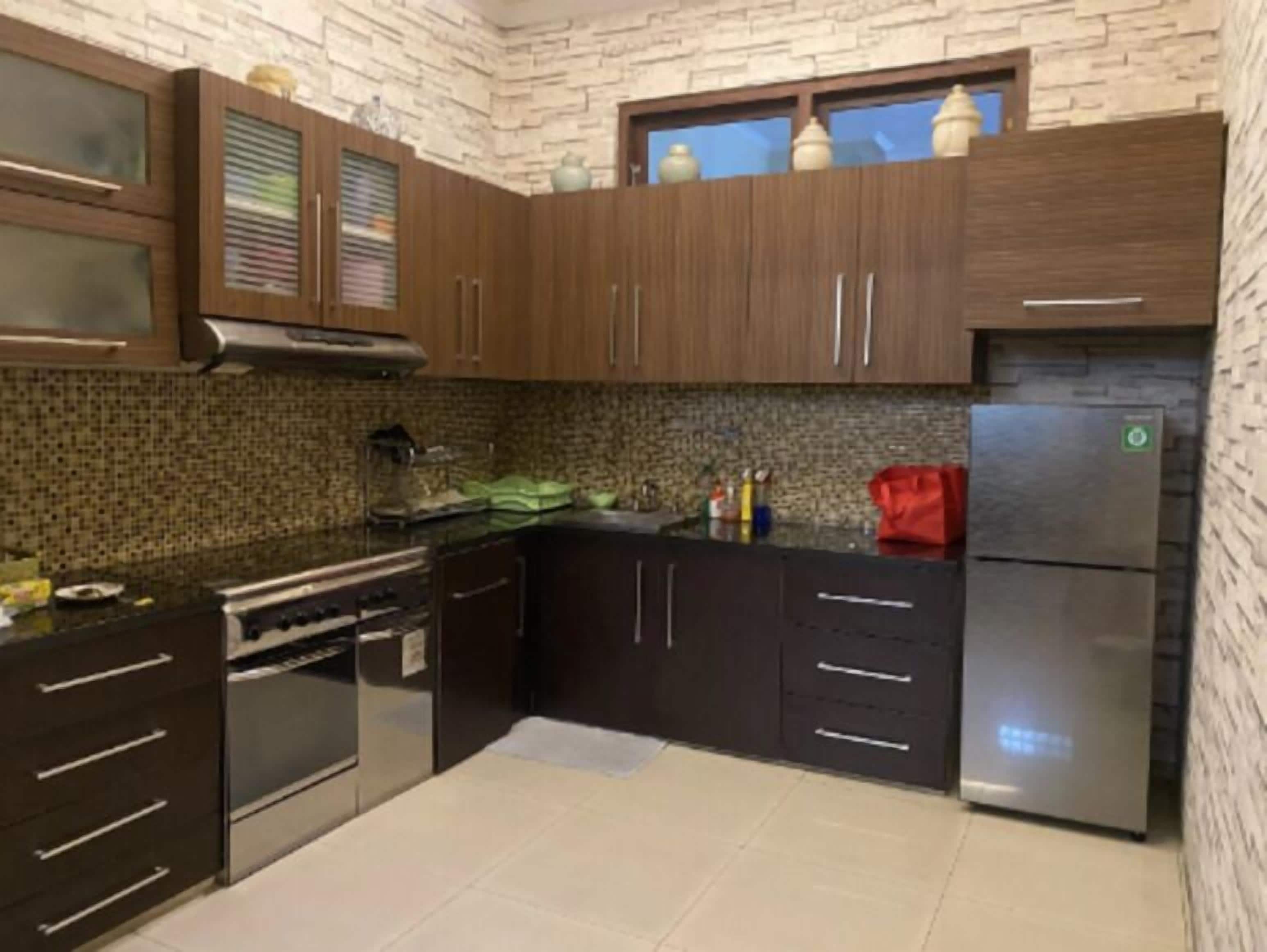 Room, Mobility Accessible | Shared kitchen | Fridge, microwave, stovetop, cookware/dishes/utensils
