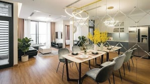 Een moderne eetruimte met een tafel voor vier personen, omringd door stoelen.