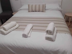 1 dormitori, planxa i posts de planxar, un bressol de viatge i wifi 