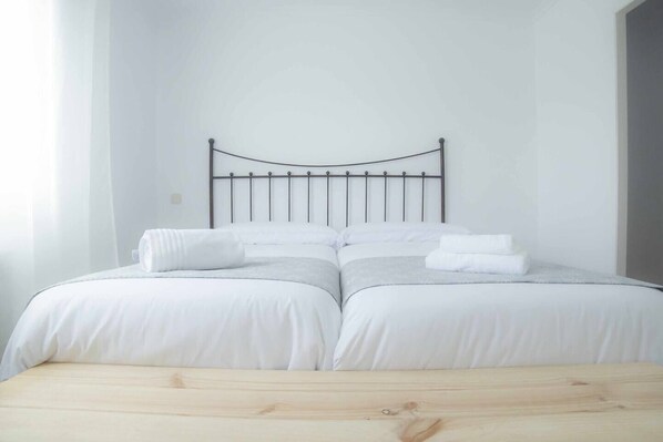 1 chambre, fer et planche à repasser, lit de bébé portatif, Wi-Fi