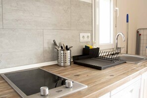 Fridge, microwave, dishwasher, cookware/dishes/utensils