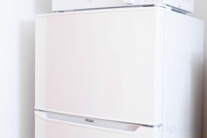 A white refrigerator with the brand name 'Haier' on the lower part. - sankennyahigasi101 (Osaka)