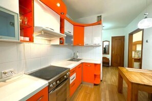 Cots/infant beds - Apartment 44, spacious living area, separate kitchen & 1 bedroom (Ulaanbaatar)