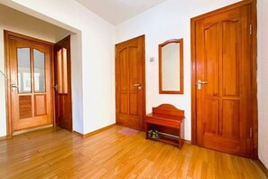 Cribs/infant beds - Apartment 44, spacious living area, separate kitchen & 1 bedroom (Ulaanbaatar)