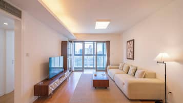Apartemen Superior, 2 kamar tidur, dapur, pemandangan kota | Ruang keluarga | Smart TV