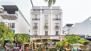Et hotel med hvid facade, balkoner og et skilt med 'Stellar Boutique Hotel'.