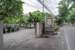 Unclassified image, 4 of 17, button - Rommeo Inn Lovina Mitra RedDoorz (Bali)