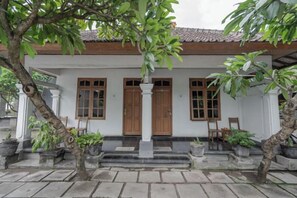 Unclassified image, 4 of 17, button - Rommeo Inn Lovina Mitra RedDoorz (Bali)