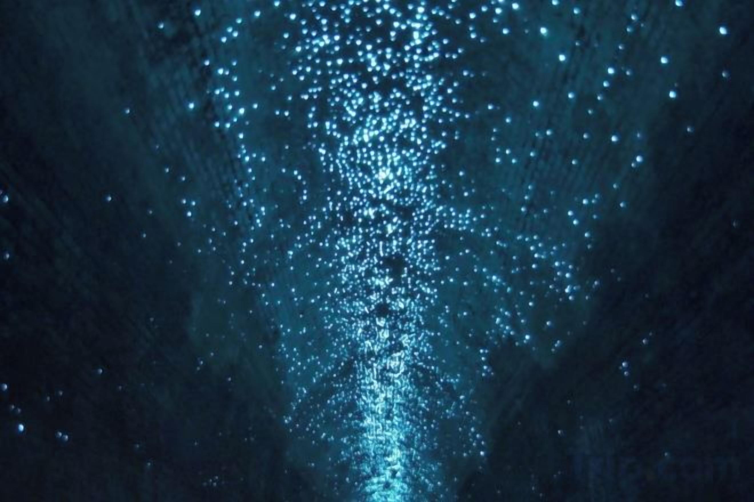 Ein dunkler Tunnel mit einem Lichtstreifen.