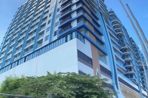Un edificio de gran altura con varios balcones y un diseño arquitectónico moderno.