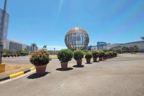 Un estacionamiento con macetas y una gran estructura esférica.