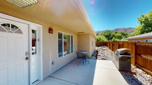 Outdoor dining - Downtown Twin Home. Great Location. Lot's of Parking. (Moab)