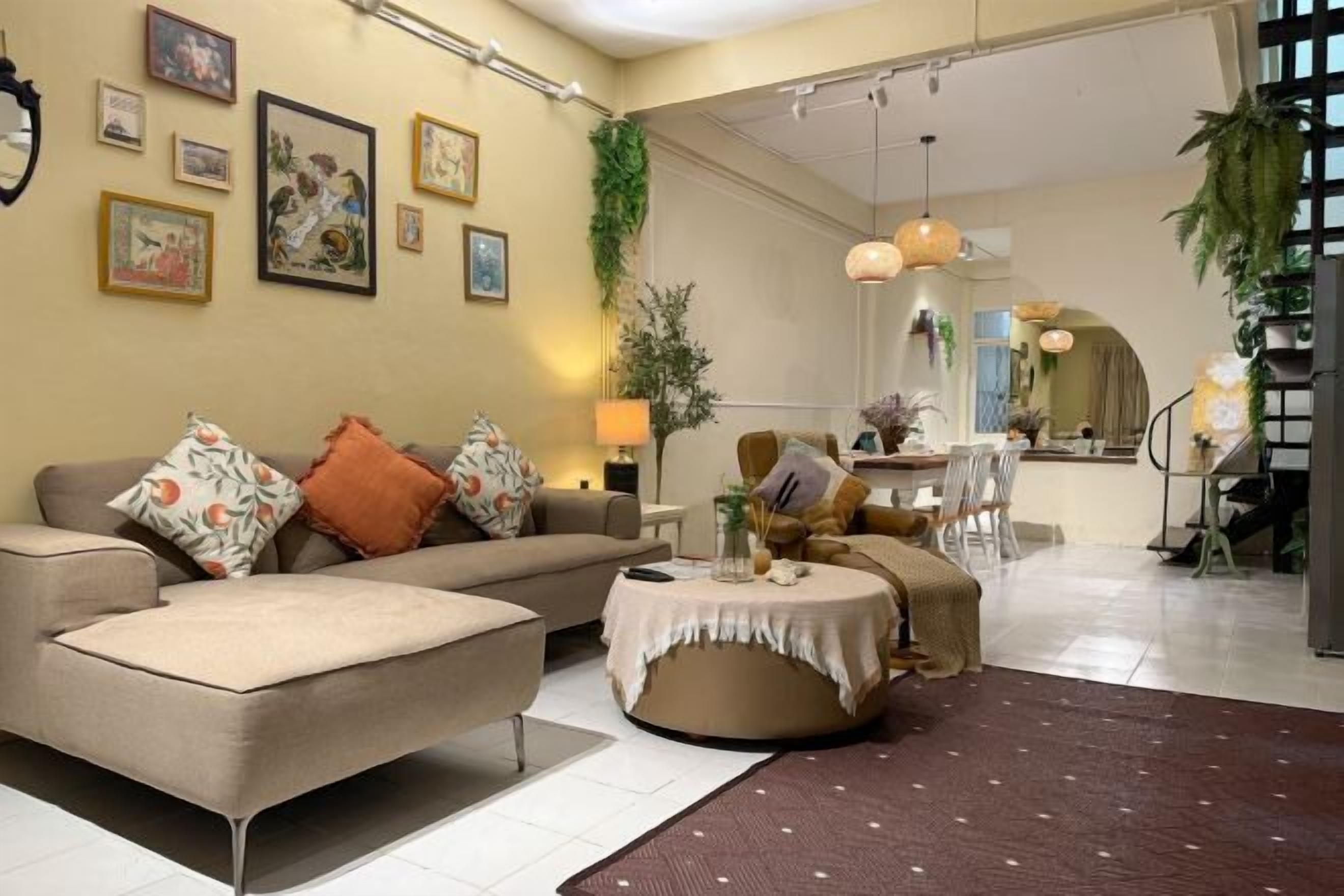 Un salon comprenant un canapé, une table basse et un coin repas avec des chaises.
