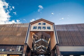 A building entrance with a sign in Chinese characters. - Unizen·Daikokucho (Osaka)