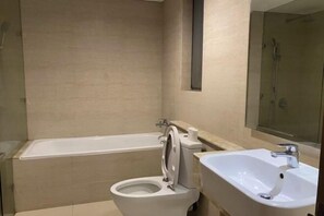 Une salle de bain avec une baignoire, des toilettes et un lavabo.