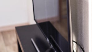 Primer plano de una superficie metálica, probablemente parte de un mueble o equipo.
