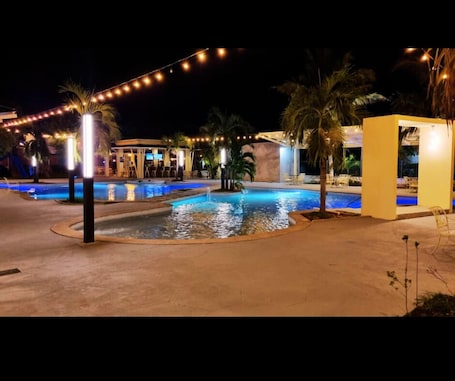 Utendørsbasseng. Hotel Jicaral y Centro de Convenciones