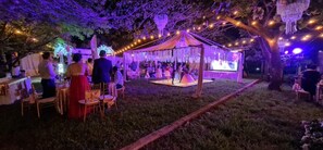 An outdoor event with a tent and string lights. - Hotel Jicaral y Centro de Convenciones (Choluteca)