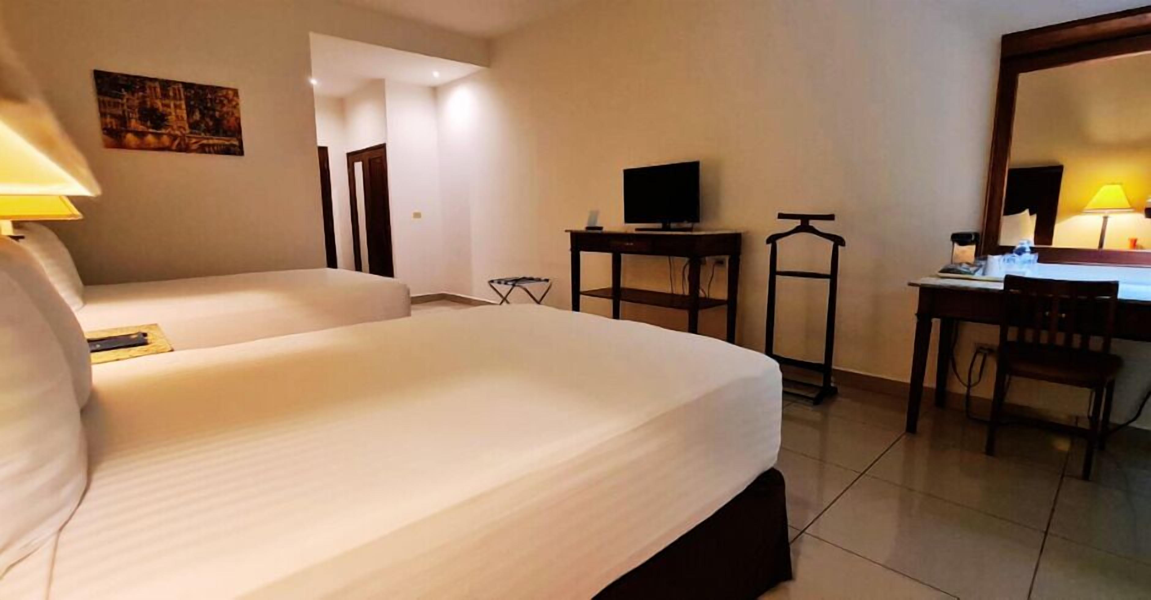 Habitación doble, 2 camas de matrimonio, no fumadores, vistas a la piscina | Caja fuerte, escritorio, cortinas opacas y sistema de insonorización