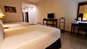 Habitación doble, 2 camas de matrimonio, no fumadores, vistas a la piscina | Caja fuerte, escritorio, cortinas opacas y sistema de insonorización