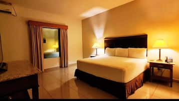 Suite Supérieure, 1 trÚs grand lit et 1 canapé-lit, non-fumeurs, vue piscine | Coffres-forts dans les chambres, bureau, rideaux occultants