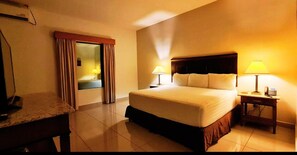 Superior Suite, 1 King Bed with Sofa bed, Non Smoking, Pool View | In-room safe, desk, blackout drapes, soundproofing - Hotel Jicaral y Centro de Convenciones (Choluteca)