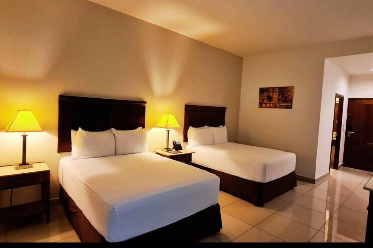 Chambre Double, 2 grands lits, non-fumeurs, vue piscine | Coffres-forts dans les chambres, bureau, rideaux occultants