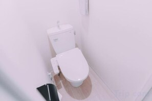 Bathroom - Minimalist Loft 3: Namba Compact Studio & 24/7 Gym (Osaka)