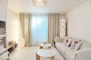 Room - Cozy Home Namsan 3BR apartment. Near Shilla Duty Free Dongdaemun (Seoul)