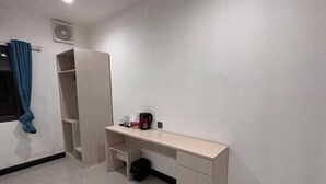 A room with a desk, a wardrobe, a fan, and a window with curtains. - Dong 'Du Da Jiu Dian (Vientiane)