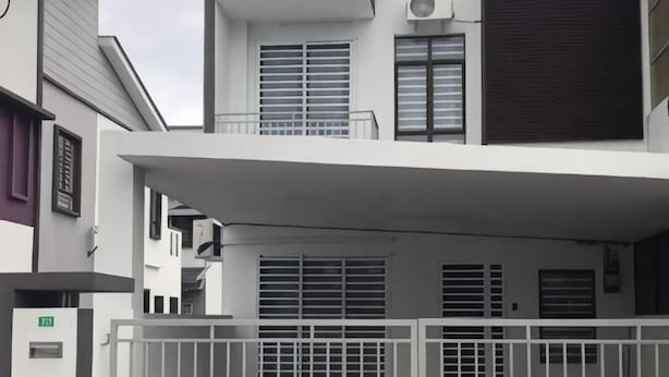 A modern building with a gated entrance, multiple windows, and a balcony. - De cozy Homestay (8-14 pax) (Ipoh)