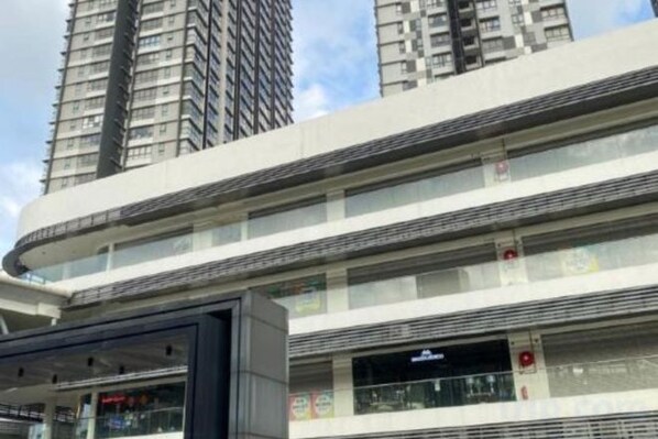 A multi-story building with a curved facade, large windows, and a modern architectural design. - D'Sara Sentral Condo (Petaling Jaya)