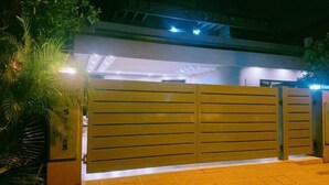 Une entrée fermée par un portail au design moderne, caractérisée par des lames horizontales et un portail en métal.
