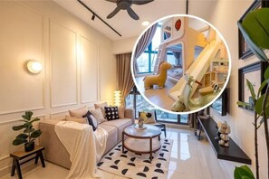 Een moderne woonkamer met een bank, salontafel en decoratieve elementen.