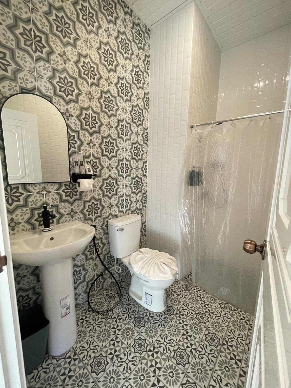 Shower, free toiletries, towels, soap