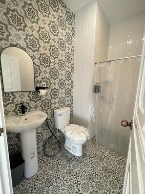 Suihku, ilmaiset hygieniatuotteet, pyyhkeet, saippua